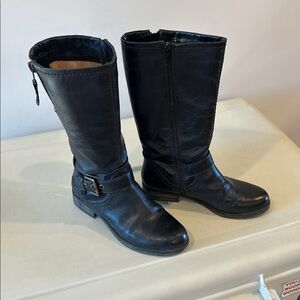 Naturalizer Black Leather Heeled Boots. Size 7 M  black in color